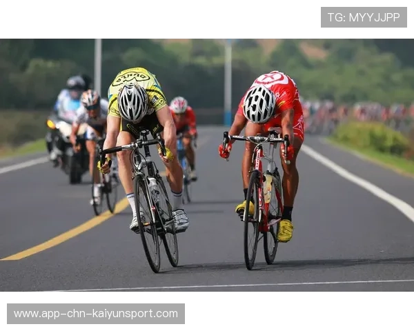 自行车绕圈赛选手被称“人形风暴”