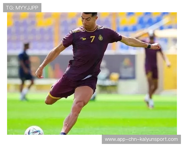 C罗禁区外弧线球，胜利擦柱而出，c罗线条