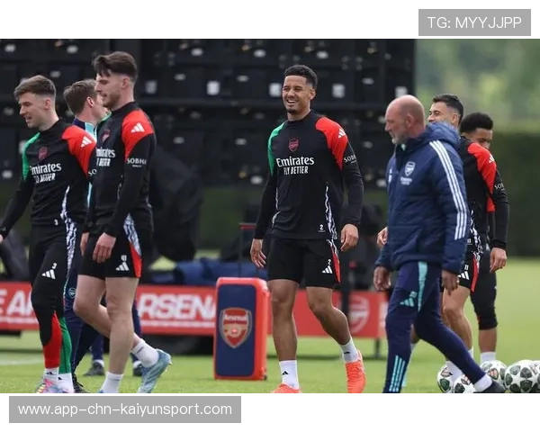 萨利巴中场拦截对方前锋长传发动反击 萨利巴中场拦截对方前锋长传发动反击