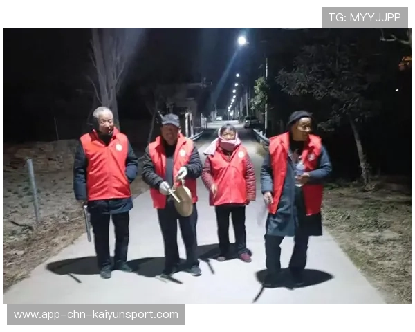 主办方赛事志愿者夜间值守异常报告与补救措施发布，志愿者夜间巡逻照片